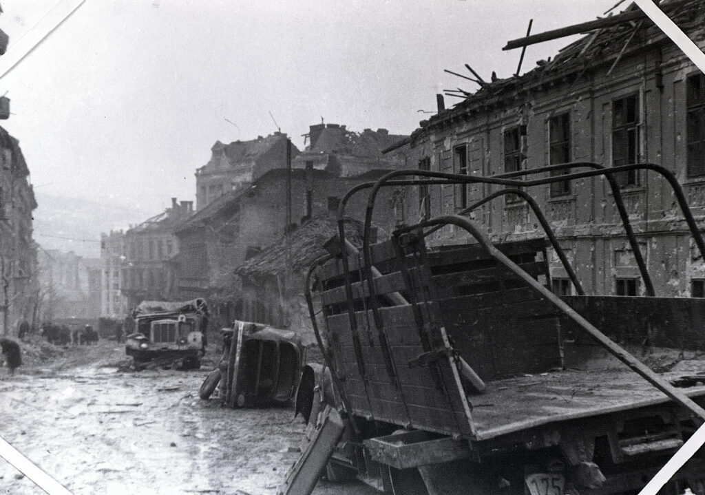 Várfok Street looking towards Vérmező Road from Mátray Street