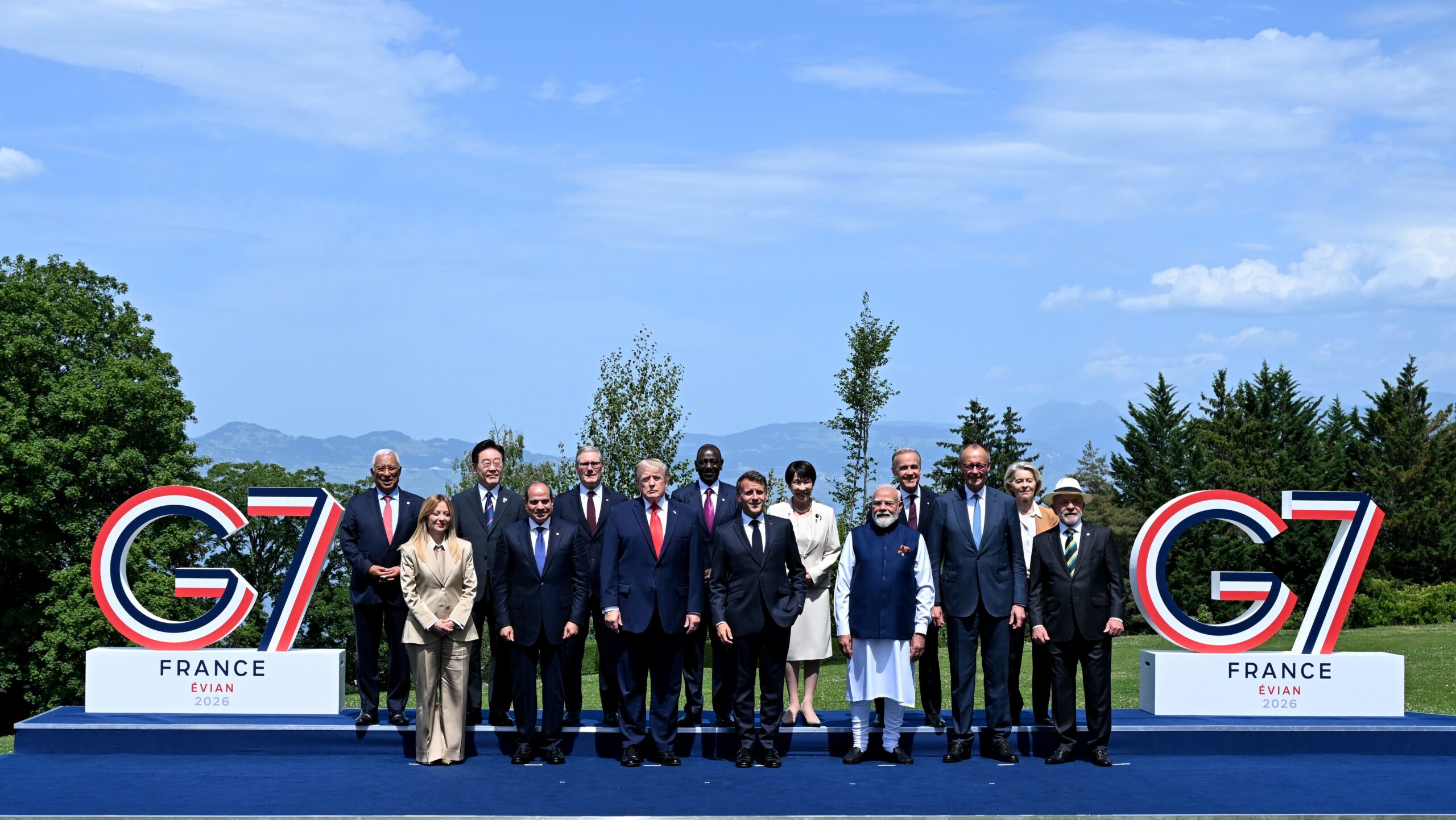 Family photo with partner G7 countries