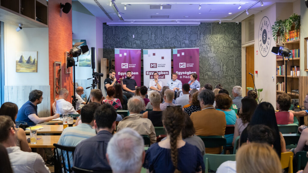 Editor-in-Chief of Köztér Dániel Kurucz, Editor-in-Chief of Magyar Jelen Tamás Horváth, foreign policy journalist Mátyás Kohán, reporter Dániel Bohár, and moderator and journalist of Demokrata Mariann Őry (L-R)