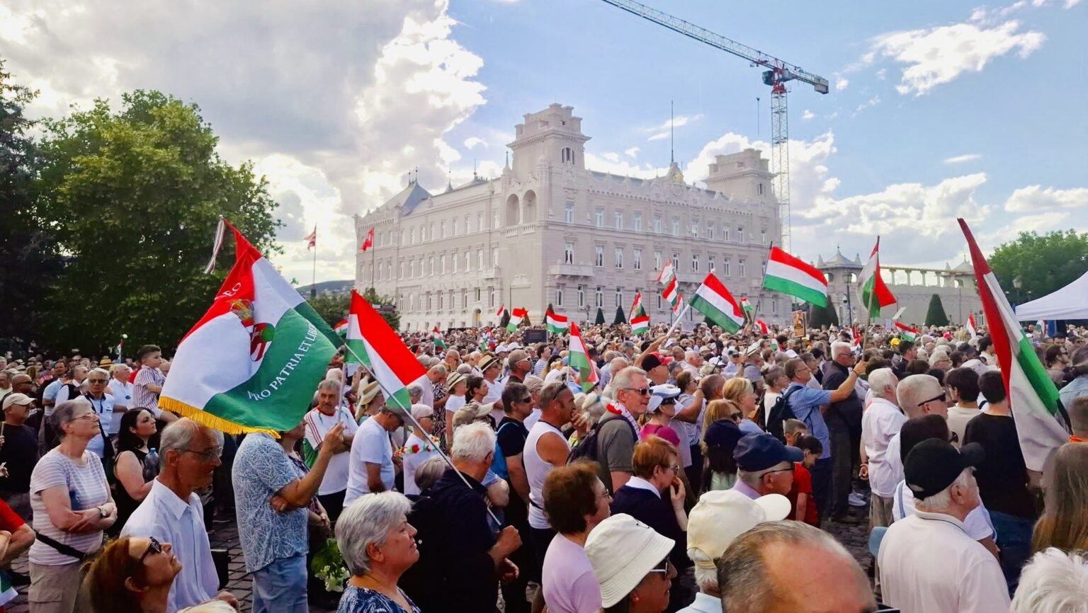 Hundreds Protest PM Magyar’s Plans to Remove Hungary’s President