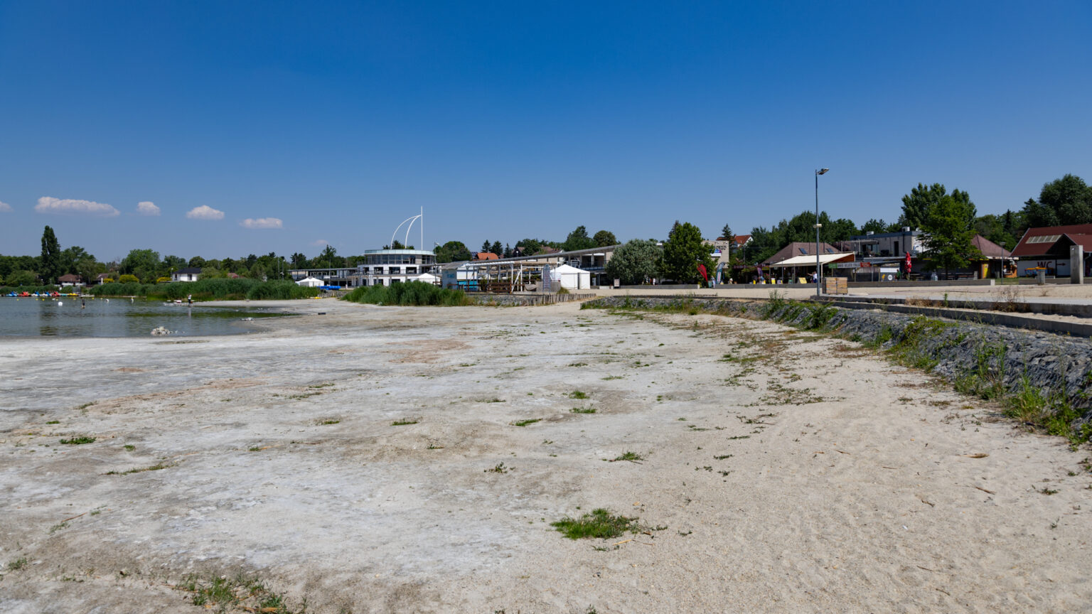 Lake Velence Reaches Record Low Water Level amid Extreme Hungarian Heatwave