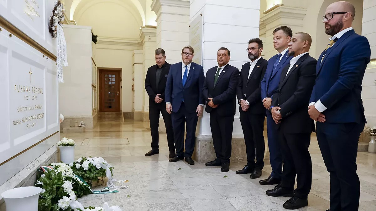 Real Madrid Pays Tribute to Ferenc Puskás before 2–1 Win over Ferencváros